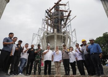 Wali Kota Pematangsiantar  dan Wakil Wali Kota meninjau progres pengerjaan Monumen Raja Sang Naualuh Damanik