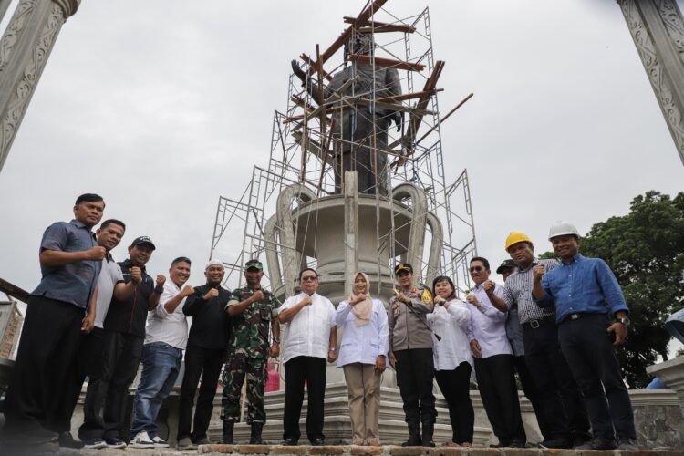 Wali Kota Pematangsiantar  dan Wakil Wali Kota meninjau progres pengerjaan Monumen Raja Sang Naualuh Damanik