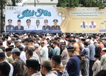 Wakil Wali Kota Pematangsiantar Herlina dan Keluarga Bersama Ribuan Umat Islam Ikuti Sholat Hari Raya Idul Fitri 1446 H