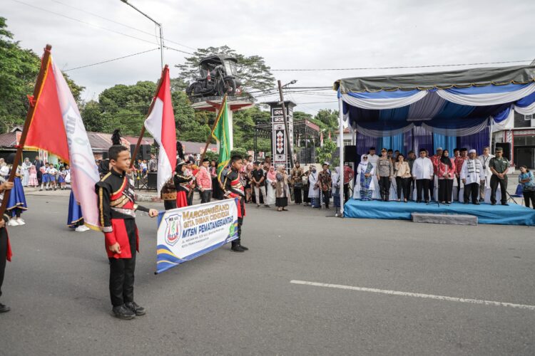 Wesly Lepas Peserta Pawai Taaruf Musabaqah Tilawatil Qur’an Nasional (MTQN) ke-57 Tingkat Kota Pematangsiantar Tahun 2025