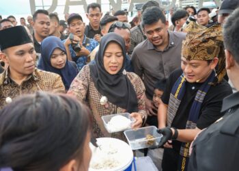 Sambut HUT Provinsi SUMUT ke 77, Wakil Wali Kota Pematangsiantar Hidangi Masyarakat di Pantai Bebas Parapat