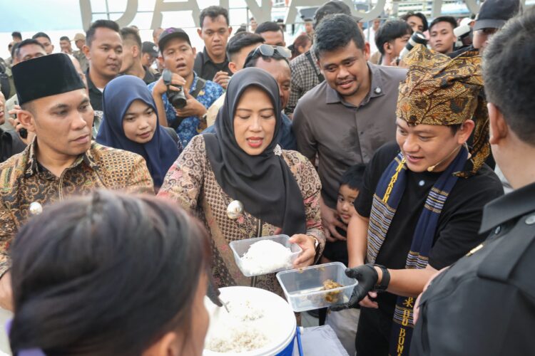 Sambut HUT Provinsi SUMUT ke 77, Wakil Wali Kota Pematangsiantar Hidangi Masyarakat di Pantai Bebas Parapat