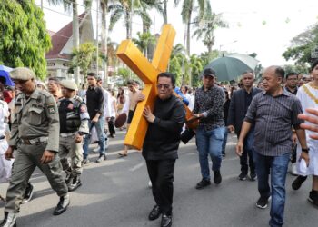 Jumat Agung, Walikota Pematangsiantar Pikul Salib