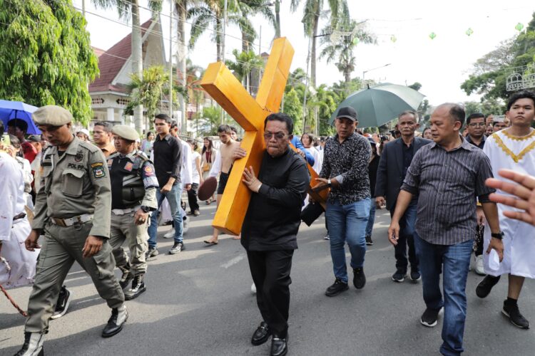 Jumat Agung, Walikota Pematangsiantar Pikul Salib