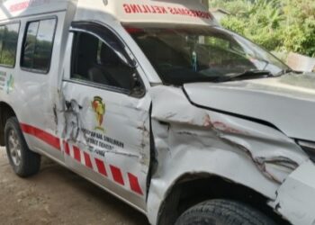 Diserempet Truk Pangangkut Sawit, Mobil Ambulance Puskesmas Tiga Runggu Rusak