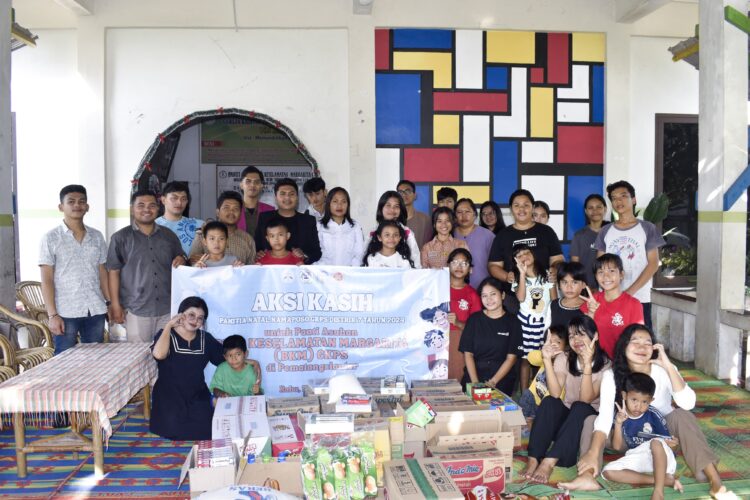 Kunjungi Panti Asuhan BKM GKPS, Pengurus Seksi Namaposo Sinode GKPS sampaikan tali kasih Namaposo Distrik 7