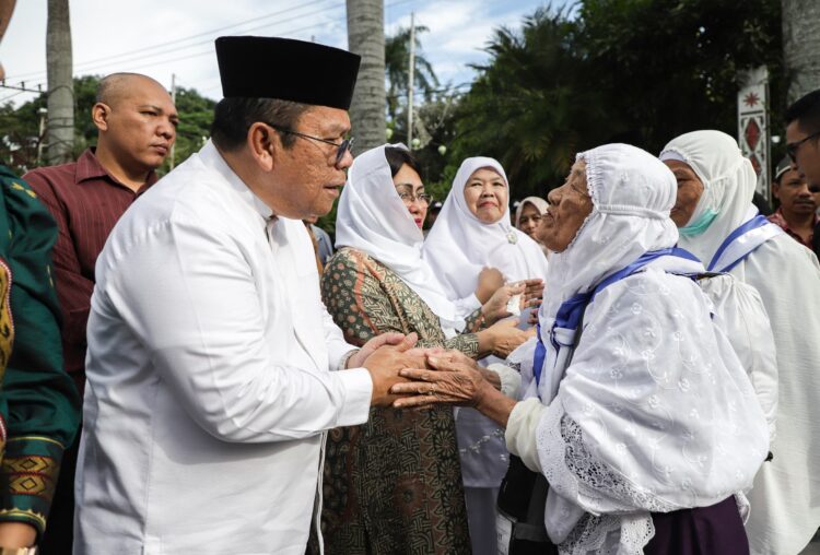 Wali Kota Pematangsiantar Wesly Silalahi SH MKn sambut Jamaah Haji/Hajja