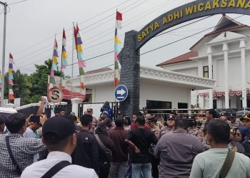 HPS “Main Proyek”, Pemuda dan Mahasiswa Geruduk Kantor Kejaksaan Negeri Pematangsiantar