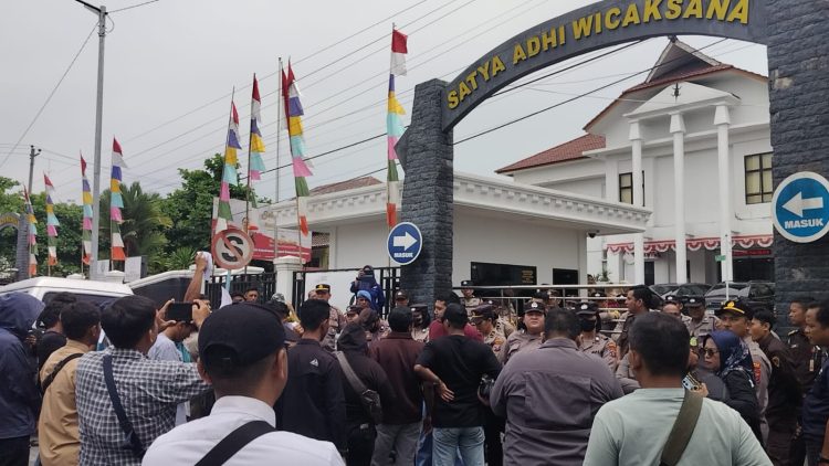 HPS “Main Proyek”, Pemuda dan Mahasiswa Geruduk Kantor Kejaksaan Negeri Pematangsiantar