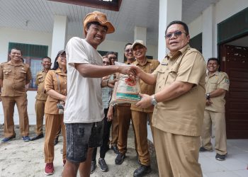 Wesly Silalahi Salurkan Bantuan Benih Padi 7,5 Ton, Dorong Petani Jaga Irigasi