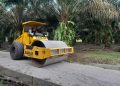 Sebuah alat berat tandem roller sedang memadatkan material perbaikan jalan Dusun 1 . Selasa(28l10)