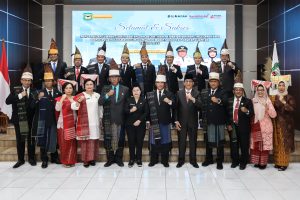 Sesi photo bersama dengan nuansa pakaian adat Simalungun