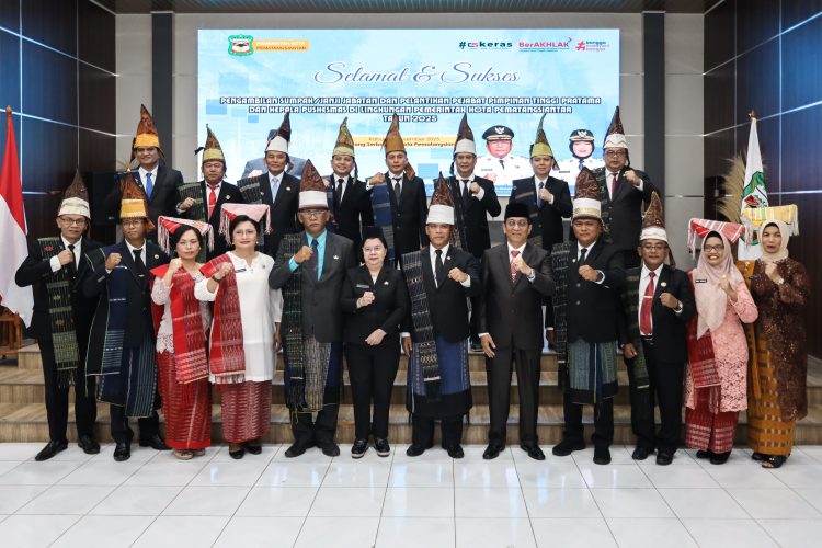 Sesi photo bersama dengan nuansa pakaian adat Simalungun