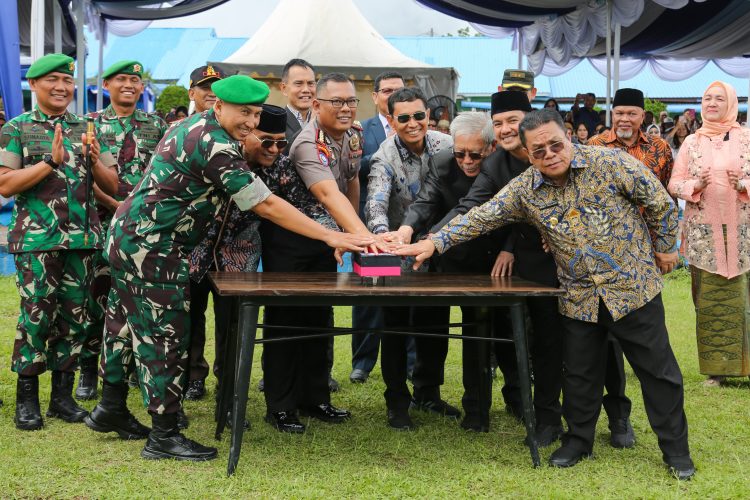 Wali Kota Wesly Didampingi Ny Liswati Hadiri Syukuran Penganugerahan Gelar Pahlawan Nasional kepada Tuan Rondahaim Saragih