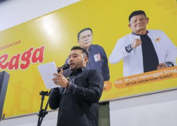 Amri Ghoniyu Hasibuan Bersama Ketua Dprd Kota Pematangsiantar Melakukan Kick Off Tanda Dibukanya Kejuaraan Futsal Antar Mahasiswa