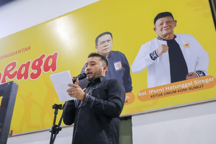 Amri Ghoniyu Hasibuan Bersama Ketua Dprd Kota Pematangsiantar Melakukan Kick Off Tanda Dibukanya Kejuaraan Futsal Antar Mahasiswa
