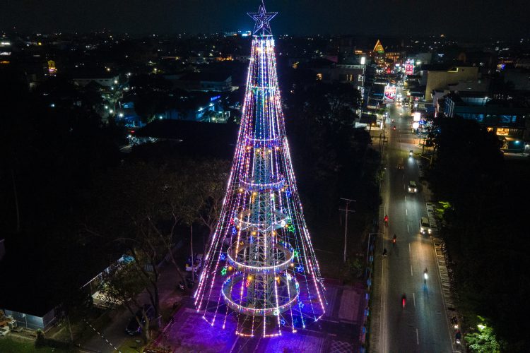 Wali Kota Wesly Nyalakan Pohon Terang Tertinggi Se-Asia Tenggara di Pematangsiantar, Bawa Pesan Damai dan Toleransi