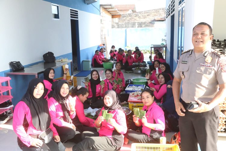 Dapur Cinta Bhayangkari: Polres Simalungun Siapkan Ribuan Porsi Makanan Nonstop untuk Korban Bencana Sumut