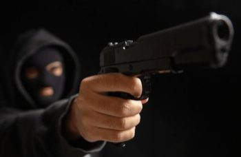 Oknum ASN Polri Tembaki Warga di Simalungun Usai Tabrak Lampu Natal, Mobil dan Motor Pelaku Dibakar Massa