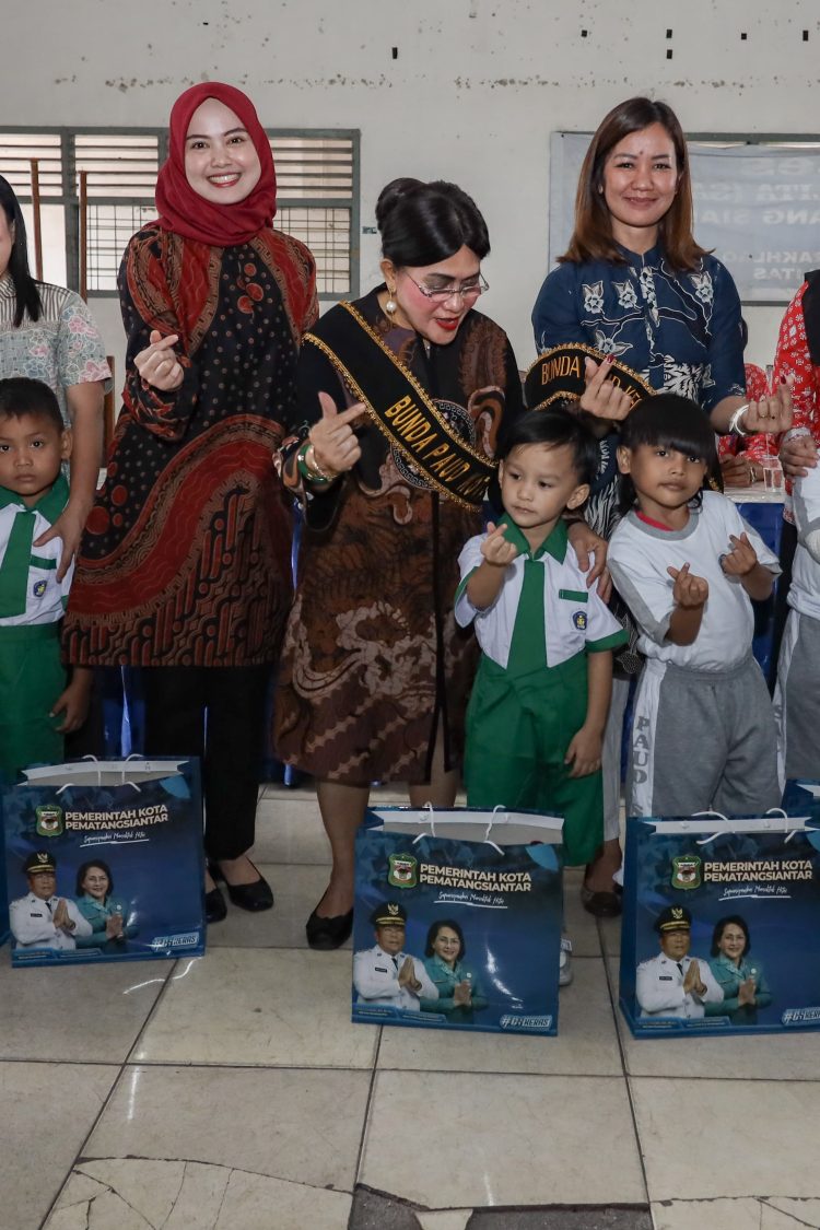 Terobosan Pertama di Siantar: Ny Liswati Wesly Silalahi Salurkan Seragam Gratis untuk 1.203 Murid PAUD SAB