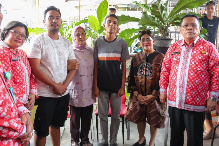 “Jangan Ada Samuel Lainnya,” Isak Tangis Ibu Septiano Samuel Damanik di Hadapan Wali Kota Siantar