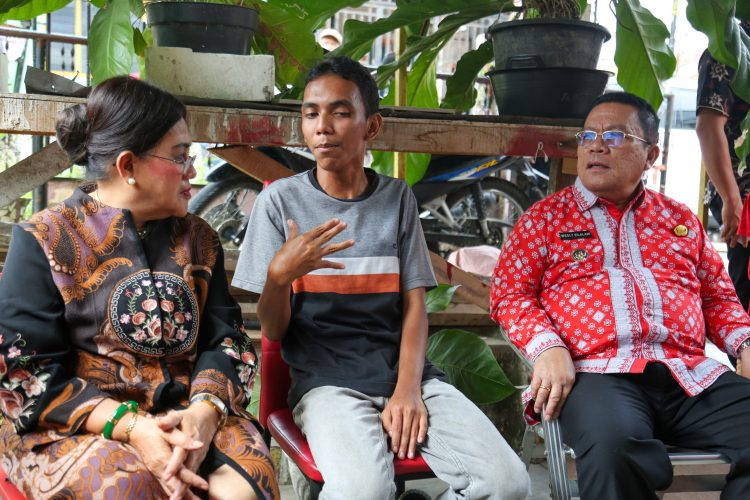“Jangan Ada Samuel Lainnya,” Isak Tangis Ibu Septiano Samuel Damanik di Hadapan Wali Kota Siantar