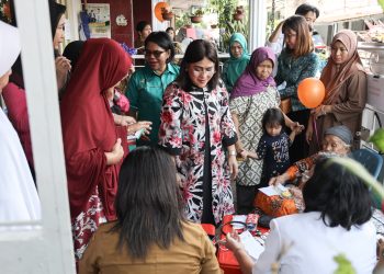 Akrab dengan Lansia, Ny. Liswati Wesly Silalahi Nyanyikan Mars Lansia dan Cek Kesehatan di Posyandu