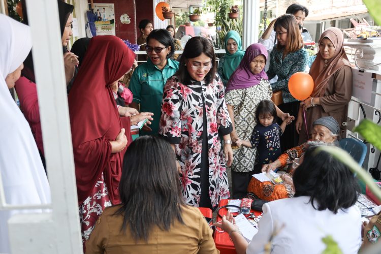 Akrab dengan Lansia, Ny. Liswati Wesly Silalahi Nyanyikan Mars Lansia dan Cek Kesehatan di Posyandu