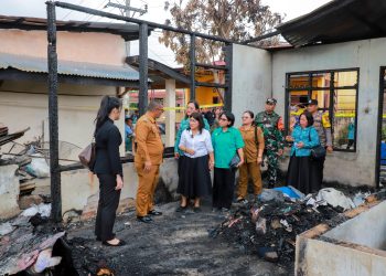 Hadirkan Empati, Ketua TP PKK Liswati Wesly Silalahi Santuni Lansia Korban Kebakaran di Siantar Marihat