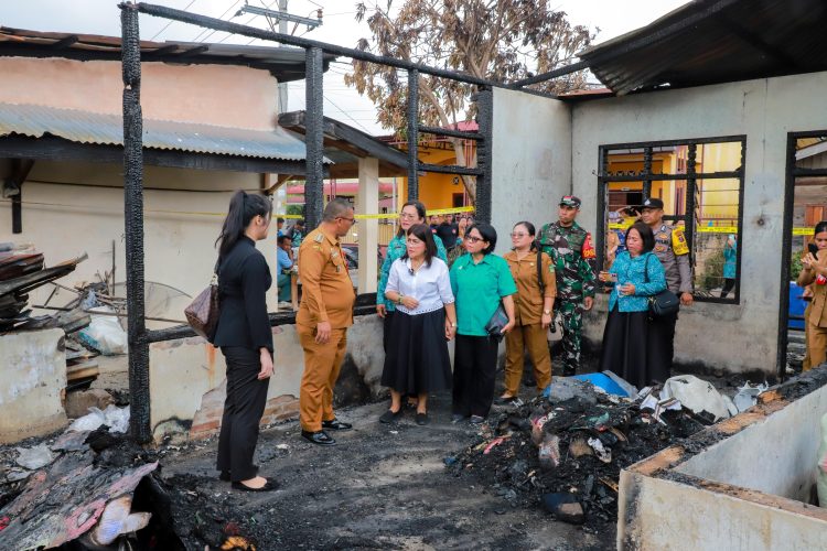 Hadirkan Empati, Ketua TP PKK Liswati Wesly Silalahi Santuni Lansia Korban Kebakaran di Siantar Marihat