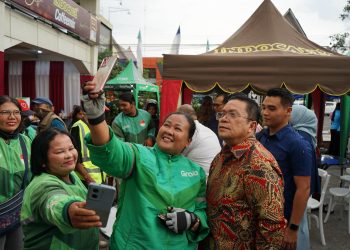 Geliat Ekonomi Ramadhan: Wali Kota Wesly Silalahi Borong Takjil dan Berbagi dengan Ojol di ‘Kampung QRIS’