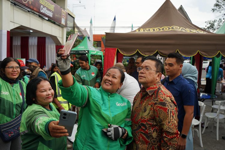 Geliat Ekonomi Ramadhan: Wali Kota Wesly Silalahi Borong Takjil dan Berbagi dengan Ojol di ‘Kampung QRIS’