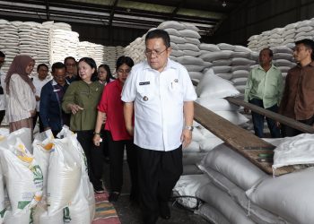Sidak Pasar Jelang Lebaran, Wali Kota Wesly Pastikan Stok Pangan Aman dan Imbau Warga Tak ‘Panic Buying’