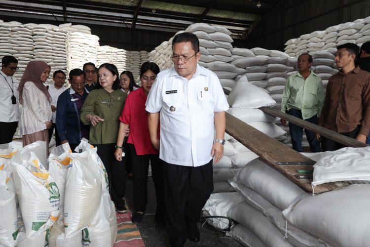 Sidak Pasar Jelang Lebaran, Wali Kota Wesly Pastikan Stok Pangan Aman dan Imbau Warga Tak ‘Panic Buying’