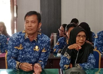 Keterangan Gambar, Kepala Sekolah SMP Negeri 1 Ujung Padang, Kartoyo, S.Pd,(kanan) dan Wakil Kepala Sekolah Rusmaini Susanti