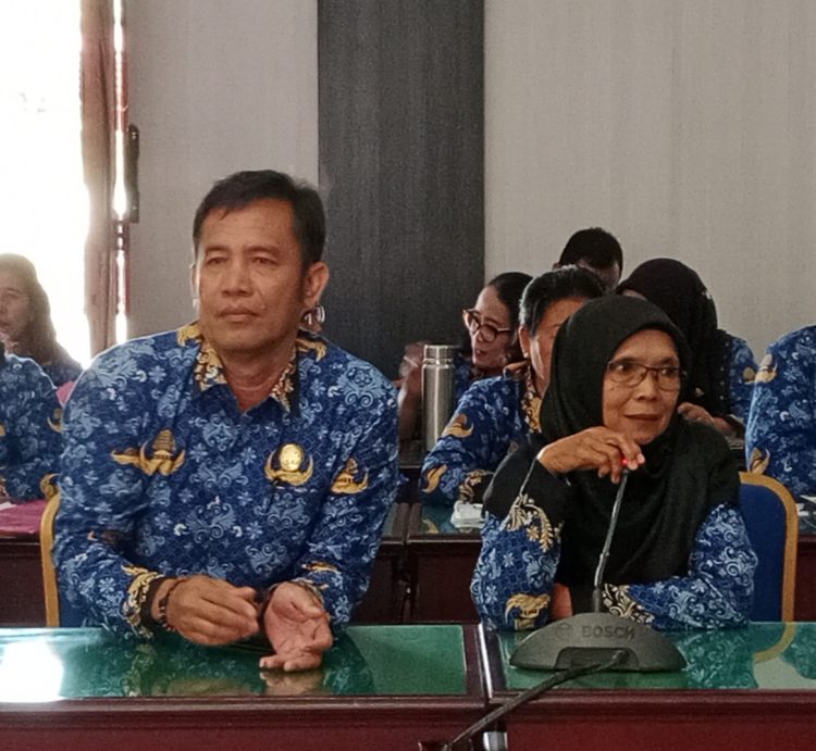 Keterangan Gambar, Kepala Sekolah SMP Negeri 1 Ujung Padang, Kartoyo, S.Pd,(kanan) dan Wakil Kepala Sekolah Rusmaini Susanti