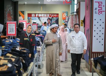 “Senyum Lebaran Anak Yatim”: Wali Kota Wesly Silalahi dan Istri Boyong 103 Anak Yatim Belanja Baju Baru di Ramayana