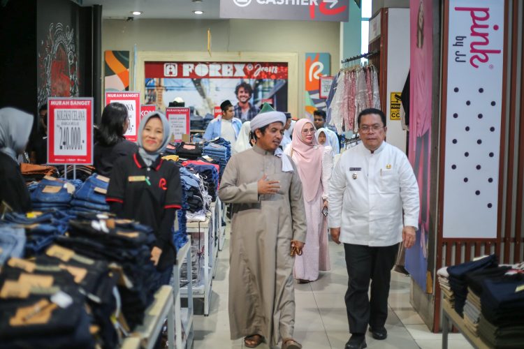 “Senyum Lebaran Anak Yatim”: Wali Kota Wesly Silalahi dan Istri Boyong 103 Anak Yatim Belanja Baju Baru di Ramayana