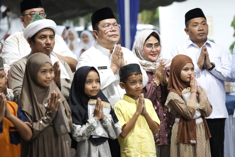 Bikin Terharu! Wali Kota Wesly Silalahi Ajak Ratusan Anak Yatim Belanja Baju Lebaran dan Buka Puasa Bersama