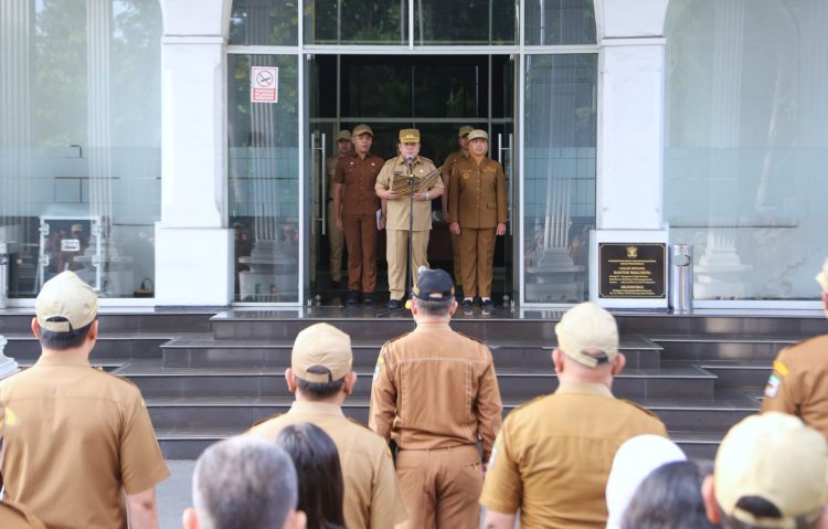Pimpin Apel Gabungan Pasca Idulfitri, Wali Kota Wesly Silalahi Serahkan SK Pensiun kepada 23 ASN Pemko Siantar