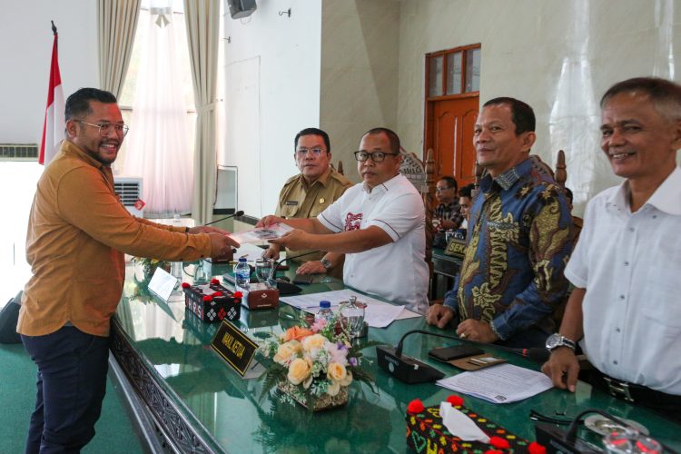 Tok! DPRD Siantar Setujui Dua Ranperda Inisiatif, Wali Kota Wesly Silalahi Siap Implementasikan Perlindungan Tenaga Kerja Lokal