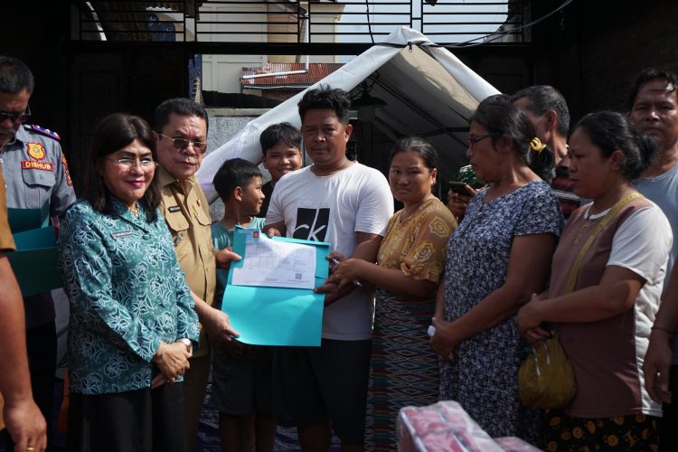 Hadir di Tengah Duka, Wali Kota Wesly Silalahi Salurkan Bantuan untuk Korban Kebakaran Siopat Suhu