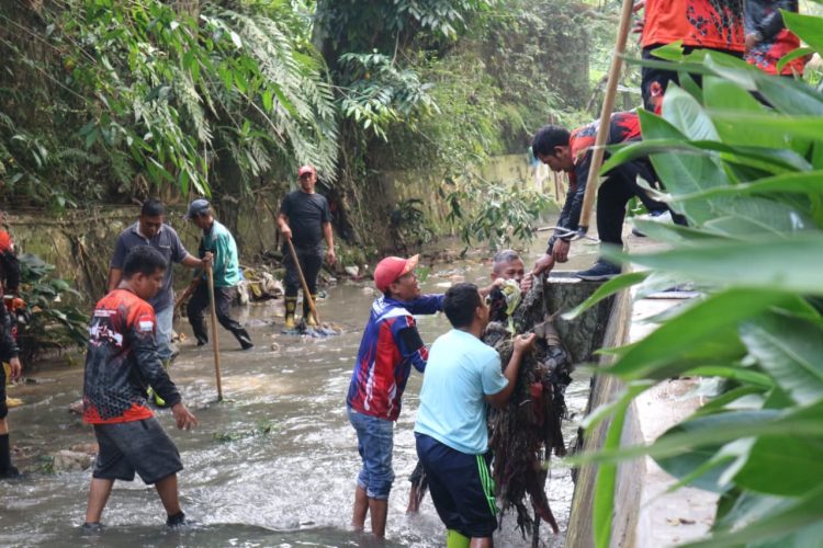 Peringati Hari Bumi dan HUT Siantar ke-155, DLH Gelar Aksi Bersih Sungai di Taman Kehati