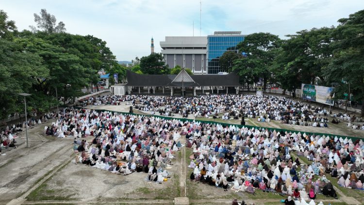 Ribuan Umat Muslim Padati Lapangan Adam Malik Ikuti Sholat Idul Adha 1447 H, Wali Kota Wesly Ajak Jaga Predikat Kota Toleran