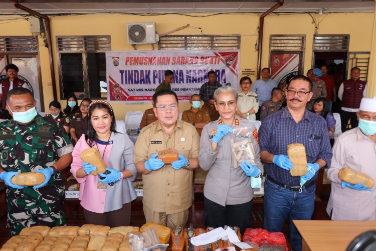 Selamatkan 236 Ribu Jiwa, Wali Kota Wesly Silalahi dan Kapolres Pematangsiantar Musnahkan 77 Kg Ganja serta 1,1 Kg Sabu