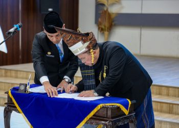 Kenakan Pakaian Adat Simalungun, Wali Kota Siantar Lantik 7 Pejabat Pimpinan Tinggi Pratama