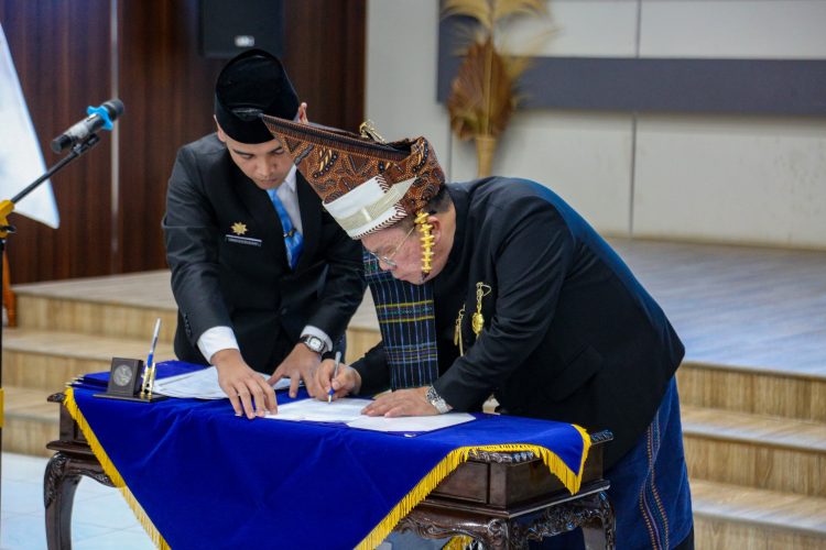Kenakan Pakaian Adat Simalungun, Wali Kota Siantar Lantik 7 Pejabat Pimpinan Tinggi Pratama