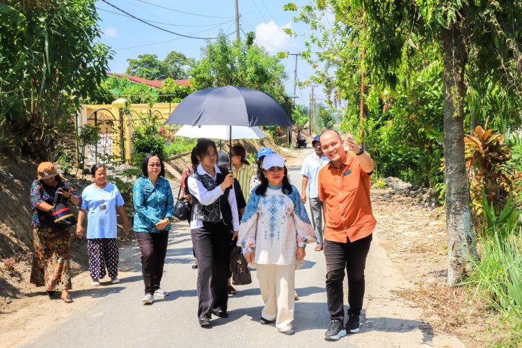Kagumi Kreativitas Warga Pematang Marihat, Ny Liswati Wesly Silalahi Optimis Hadapi Lomba PHBS Sumut
