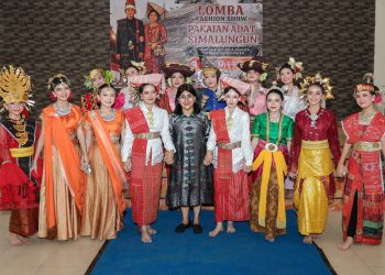 Tanamkan Kebanggaan Budaya, Puluhan Pelajar SMP Siantar Berlenggak-lenggok di Fashion Show Pakaian Adat Simalungun