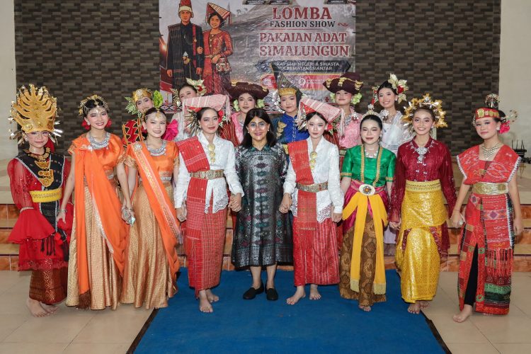 Tanamkan Kebanggaan Budaya, Puluhan Pelajar SMP Siantar Berlenggak-lenggok di Fashion Show Pakaian Adat Simalungun